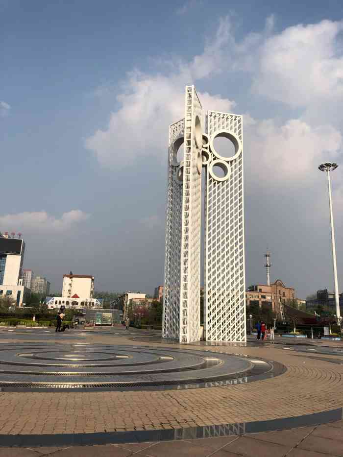 世界风筝都纪念广场-"带85岁姥姥和神兽出来玩,下午姥姥卧床休.