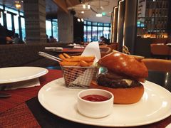 美式汉堡套餐-WOLFGANG PUCK KITCHEN & BAR(迪士尼小镇店)