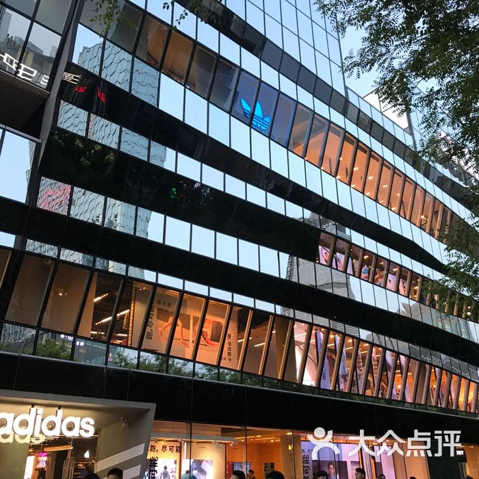 adidas三里屯品牌中心门面图片-郑州运动户外