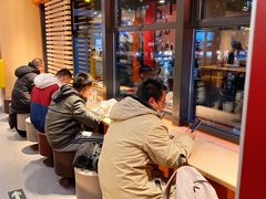 等位区-麦当劳(农光里店)