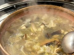 菌菇鸡煲-阿山卓·野生菌火锅·纳西火塘烤肉