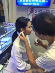 -花师傅专业手穿耳洞打耳洞穿孔