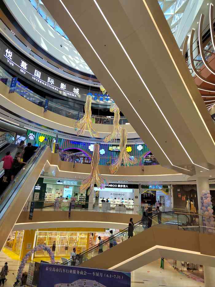 兴龙广缘超市(抚宁金山大街店"超市很大,很干净,停车场也很大,分三