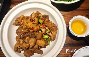 Braised Pig Trotter with Fried Tofu Pockets