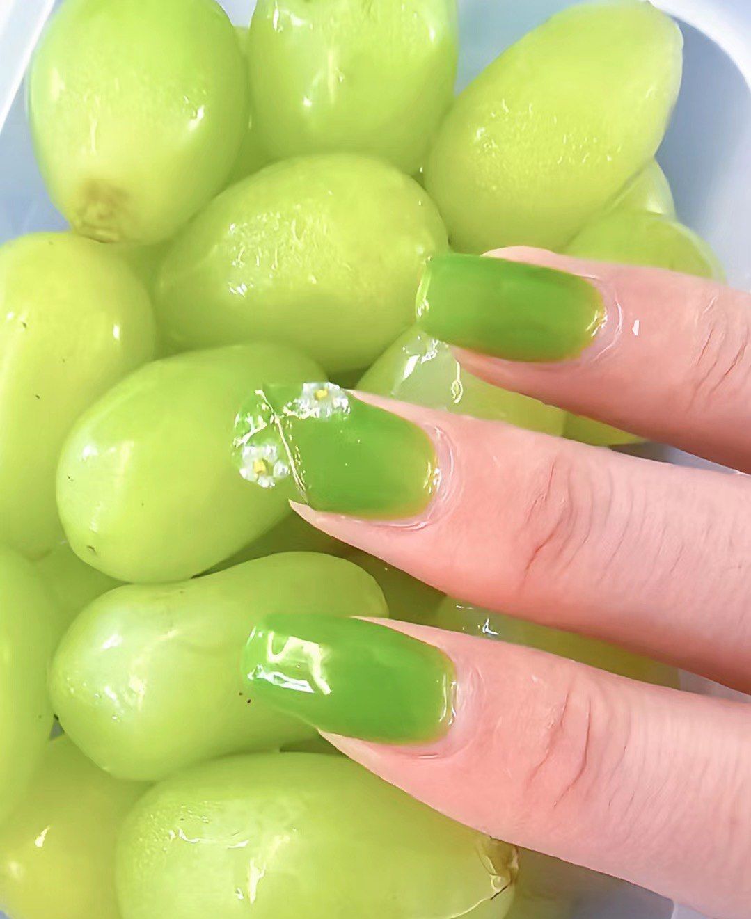 美甲和葡萄很配 虽然在手上绿绿的有点个性