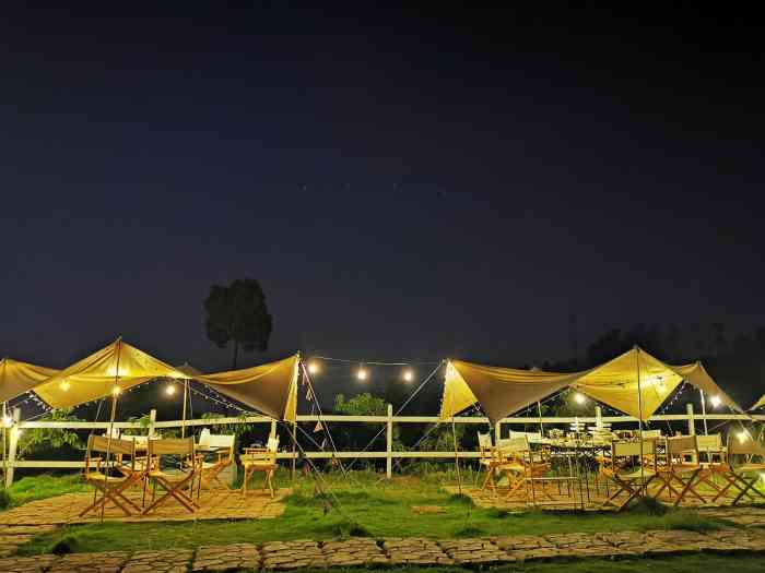 书与非书·山顶野奢餐厅-"每人面前一锅鲜香清沏的清汤牛肉汤锅,驱走.