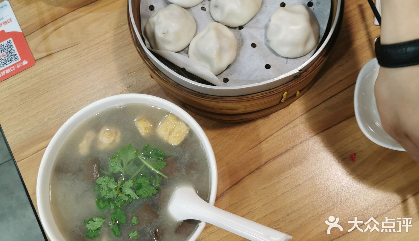 因为赶时间，下地铁看到家店就直接进去了 环境
