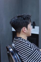 -一家只做男发烫染的店
