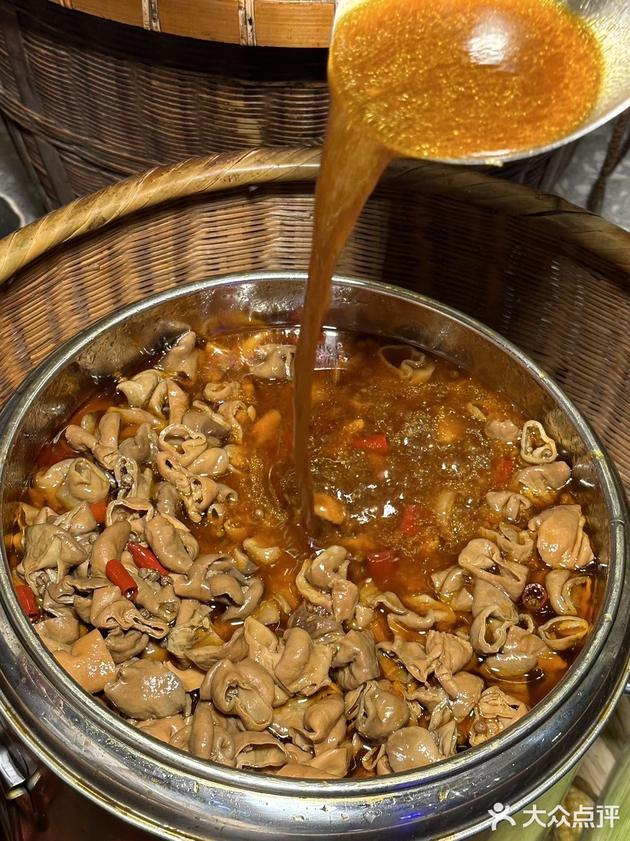 太好吃了！挑挑肥肠！鸭血面！奶豆腐！根本夸不完！