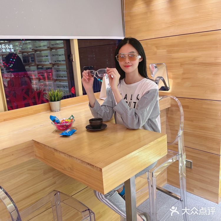 今天0元眼镜架还免费喝了个高空下午茶欣赏夜景!