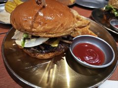 炭烤肥牛牛肉堡-魏斯理汉堡(西安沣东吾悦店)