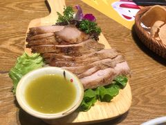 香烤猪颈肉配秘制蘸料-正泰餐厅AmazingThai(亦庄店)
