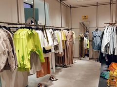 -URBAN REVIVO(欢乐海岸购物中心店)