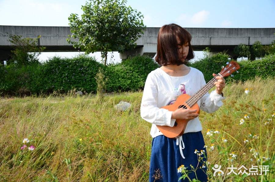 一起来聆听尤克里里的轻巧声音吧！