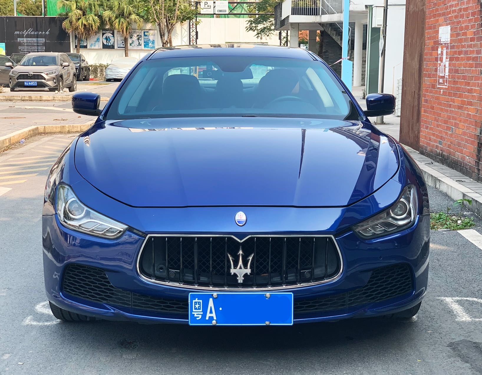 驾上玛莎拉蒂吉博力,泡妞轻松无压力!