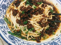 特色炸酱面-渝之汇牛肉豌杂面