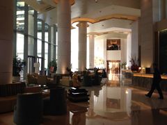 入口有些局促-上海浦东康桥绿地假日酒店