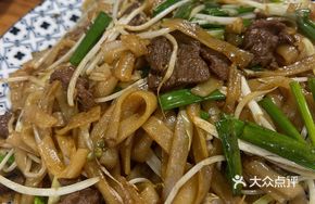 Black and White Stir-Fried Beef Hor Fun
