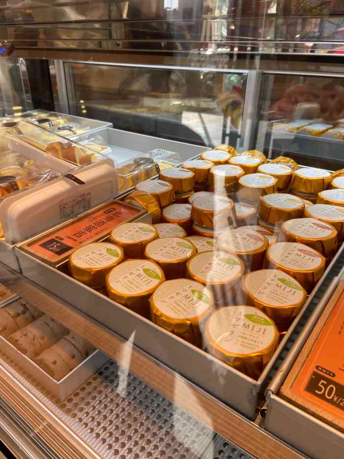 蜜芝林(巴黎春天店)-"在虹口龙之梦也有这个品牌,各种糕饼口感好.