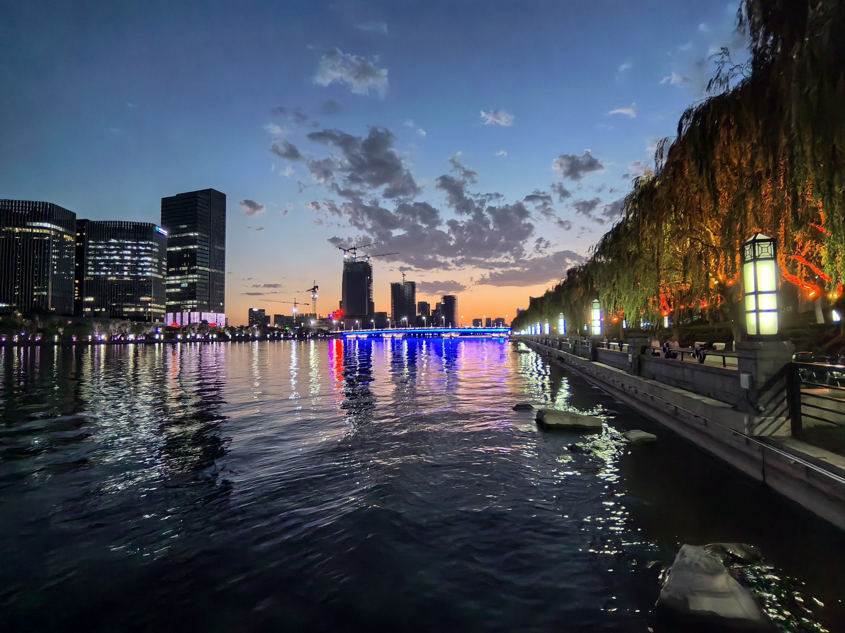 夜晚的运河岸边
