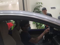 -理想汽车(世纪汇店)