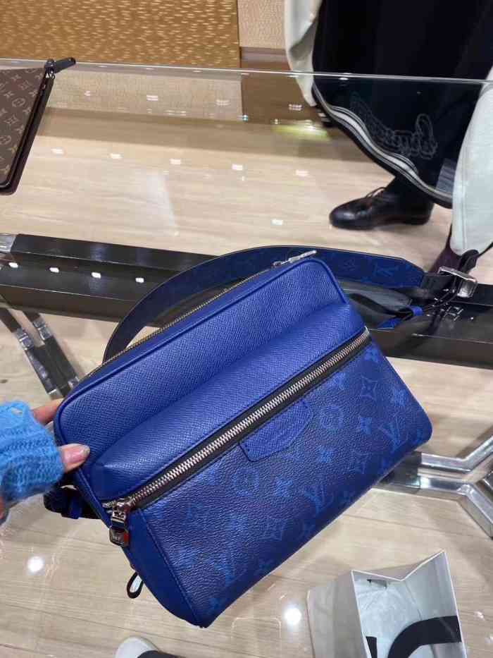 lv路易威登(八佰伴商厦店)-"想问下无锡的lv店里的店员柜姐们:你们是.