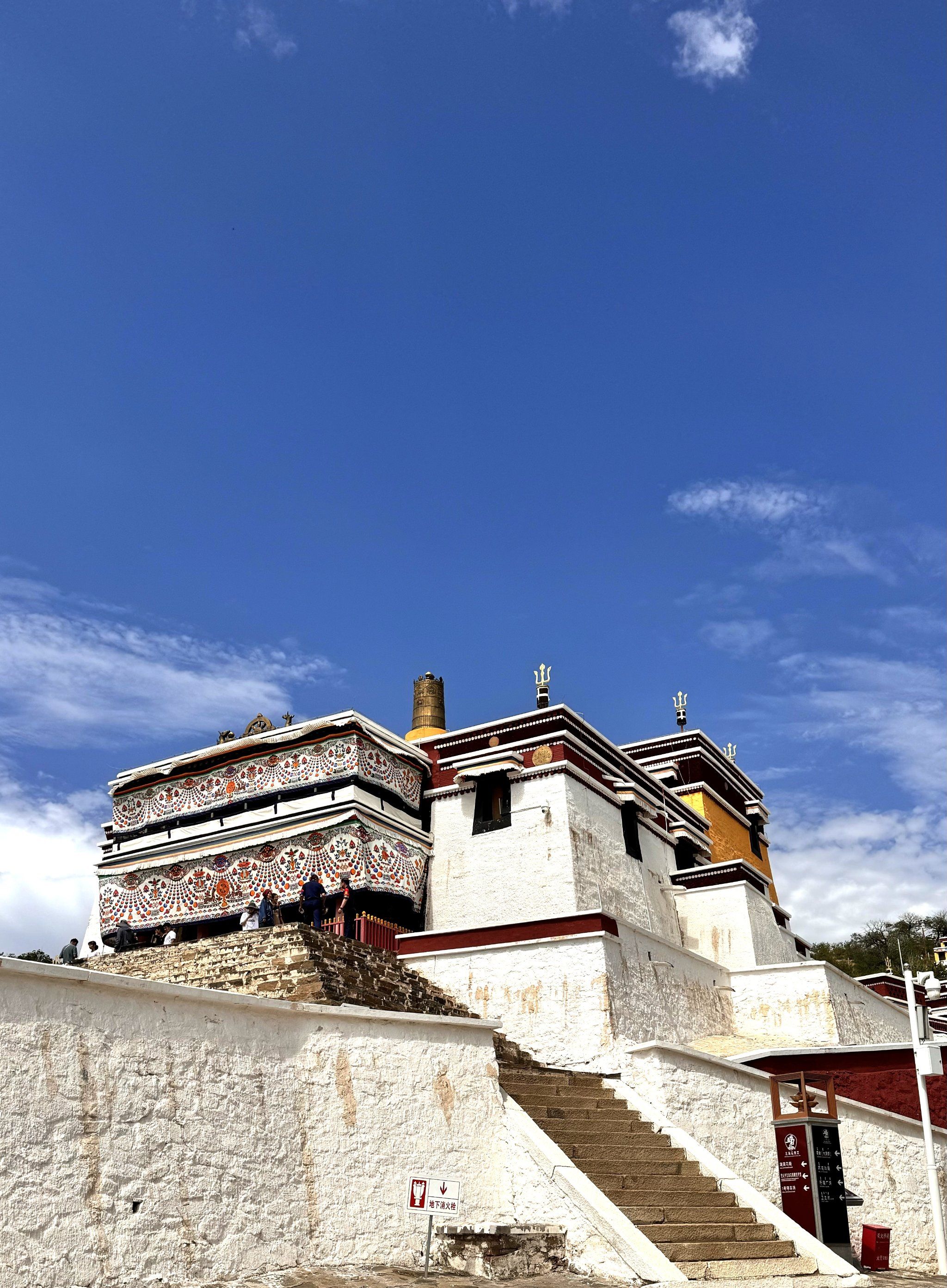 亮点:
1,依山而建,和布达拉宫形似,布达拉宫有一千座殿,五当召有九