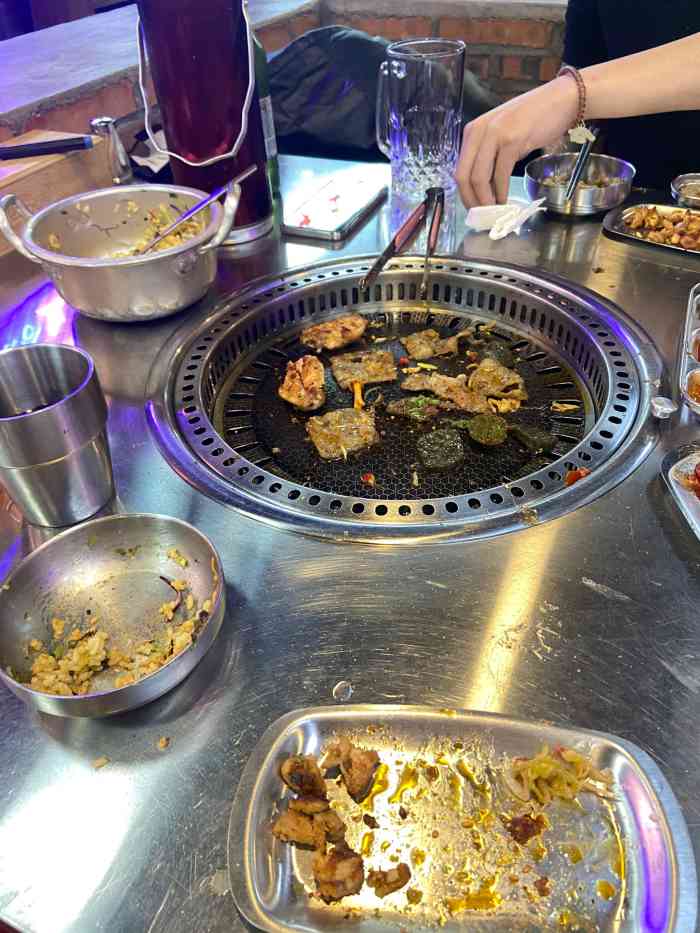 马路牙子地桌烤肉(双井店)-"国庆节的晚上跟朋友聚会,来了这家朋友力