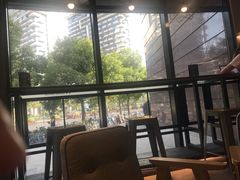 靠窗位-瑞幸咖啡(怡富广场店)