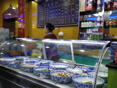 面包甜点陈列柜-和月楼牛羊肉泡馍