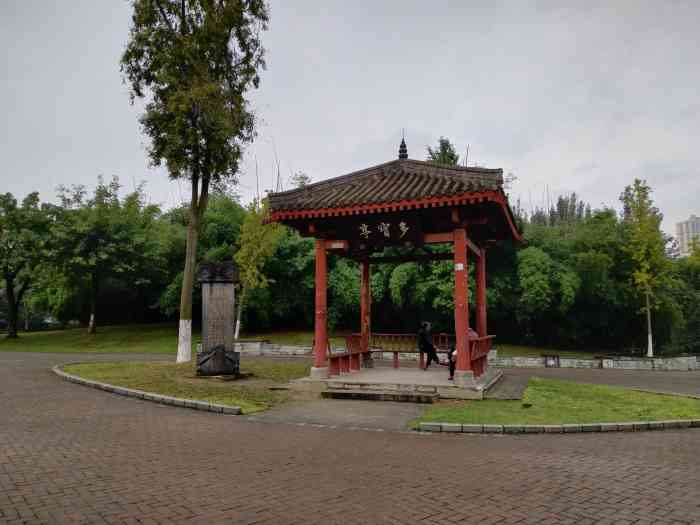 多宝寺公园"该公园位于成都市成华区,靠近沙河边,公园.