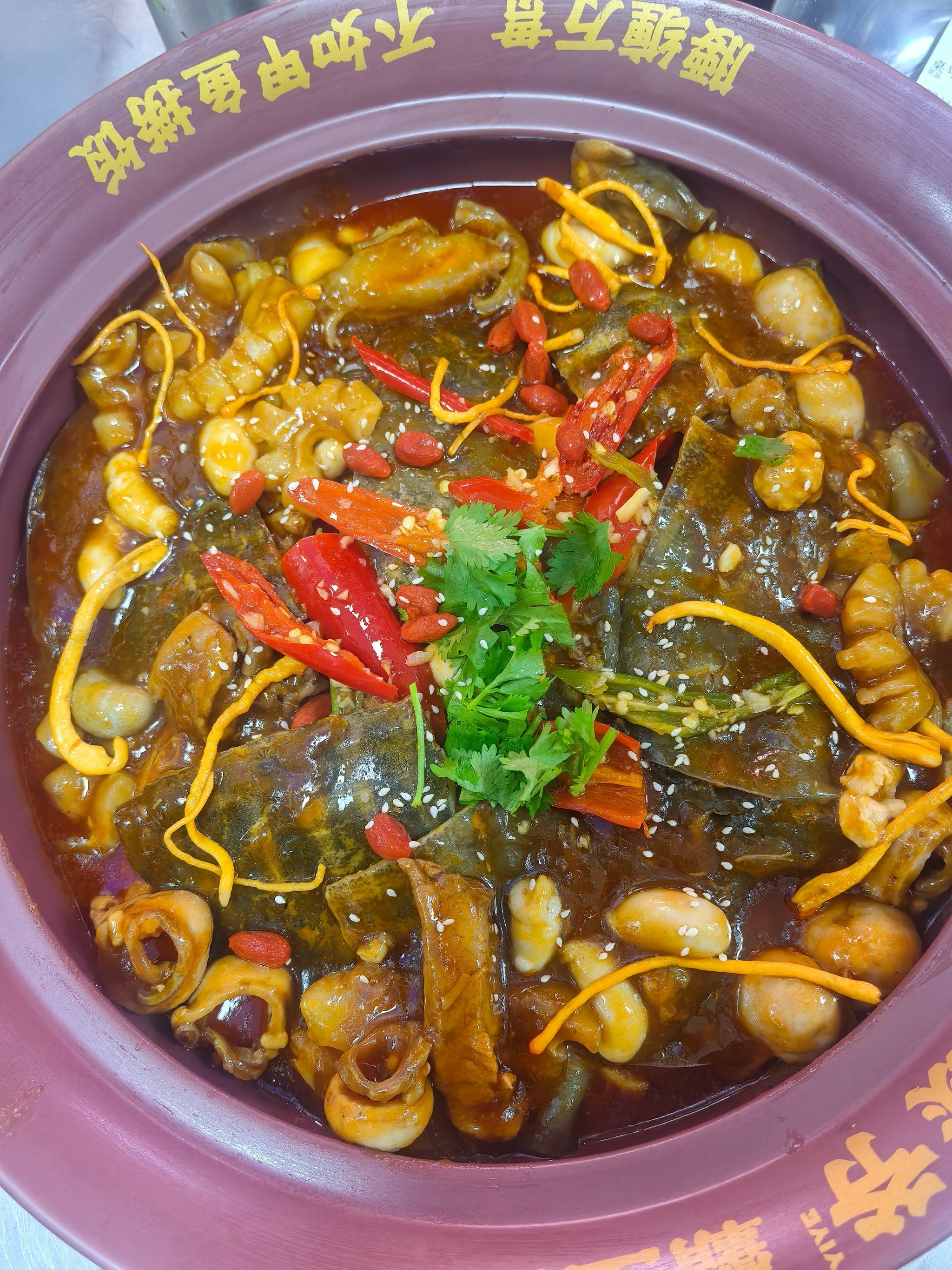今天品尝了甲鱼牛鞭牛蛋鸡腰锅,实在是惊艳
