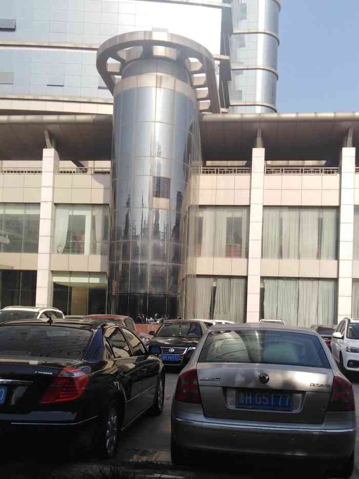 位置在吴泰闸路电视大学西邻,济宁人民心目中的标记,前边是长城宾馆