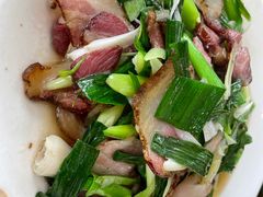 蒜苗炒腊肉-垚垚酒店·餐饮部
