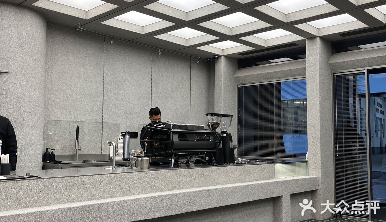 黑白色系很酷的咖啡店☕️｜今天喝冰美式🧊