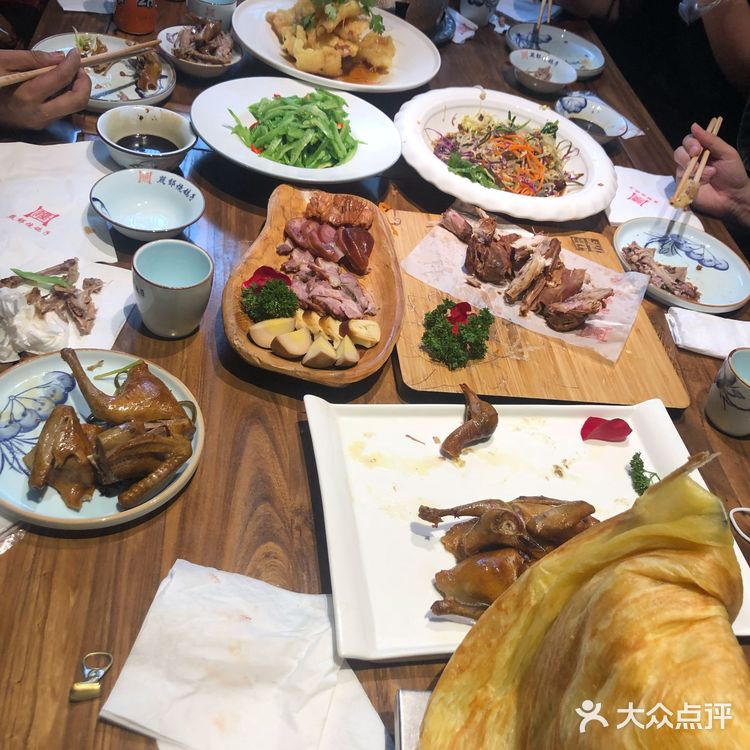我们四个人点了一桌子菜，事实证明烧鸽子的菜量可以