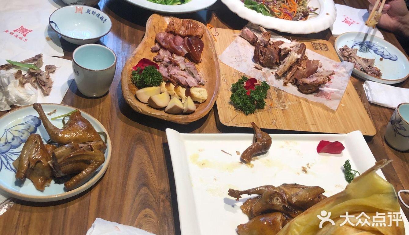 我们四个人点了一桌子菜，事实证明烧鸽子的菜量可以