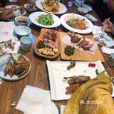 我们四个人点了一桌子菜，事实证明烧鸽子的菜量可以