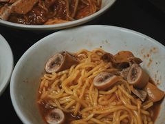 -松树干拌面店