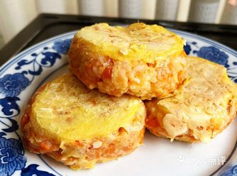 食材：米饭，洋葱，蒜，胡萝卜，鸡腿，番茄酱，盐