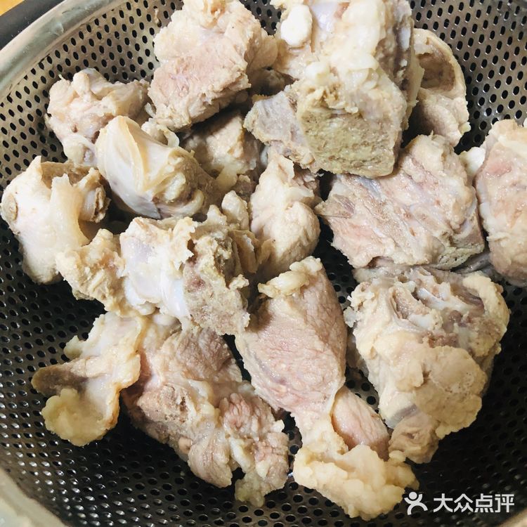 香菇冬瓜排骨肉骨茶  食材：排骨500克、干香菇10