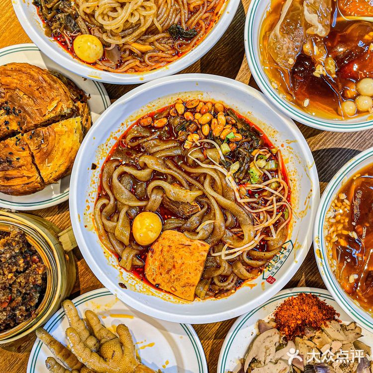 人均20吃成都最地道肥肠粉！实现嗦粉自由！