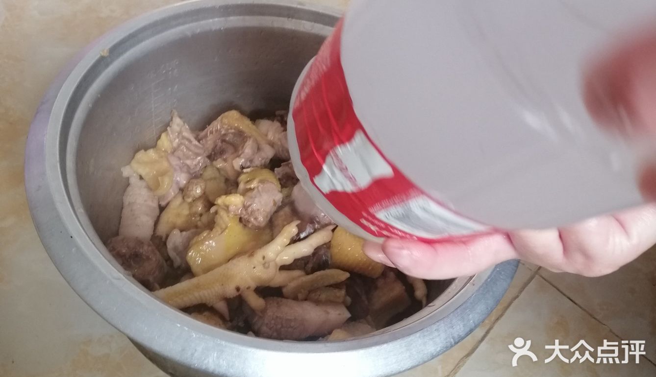 煮鸡酒前最好把鸡肉生炒一下，然后再拿去炖