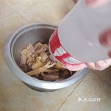 煮鸡酒前最好把鸡肉生炒一下，然后再拿去炖