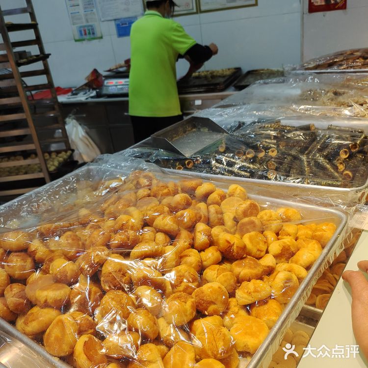 海珠堑口春节前夜晚奇观!排队6小时只为花生酥