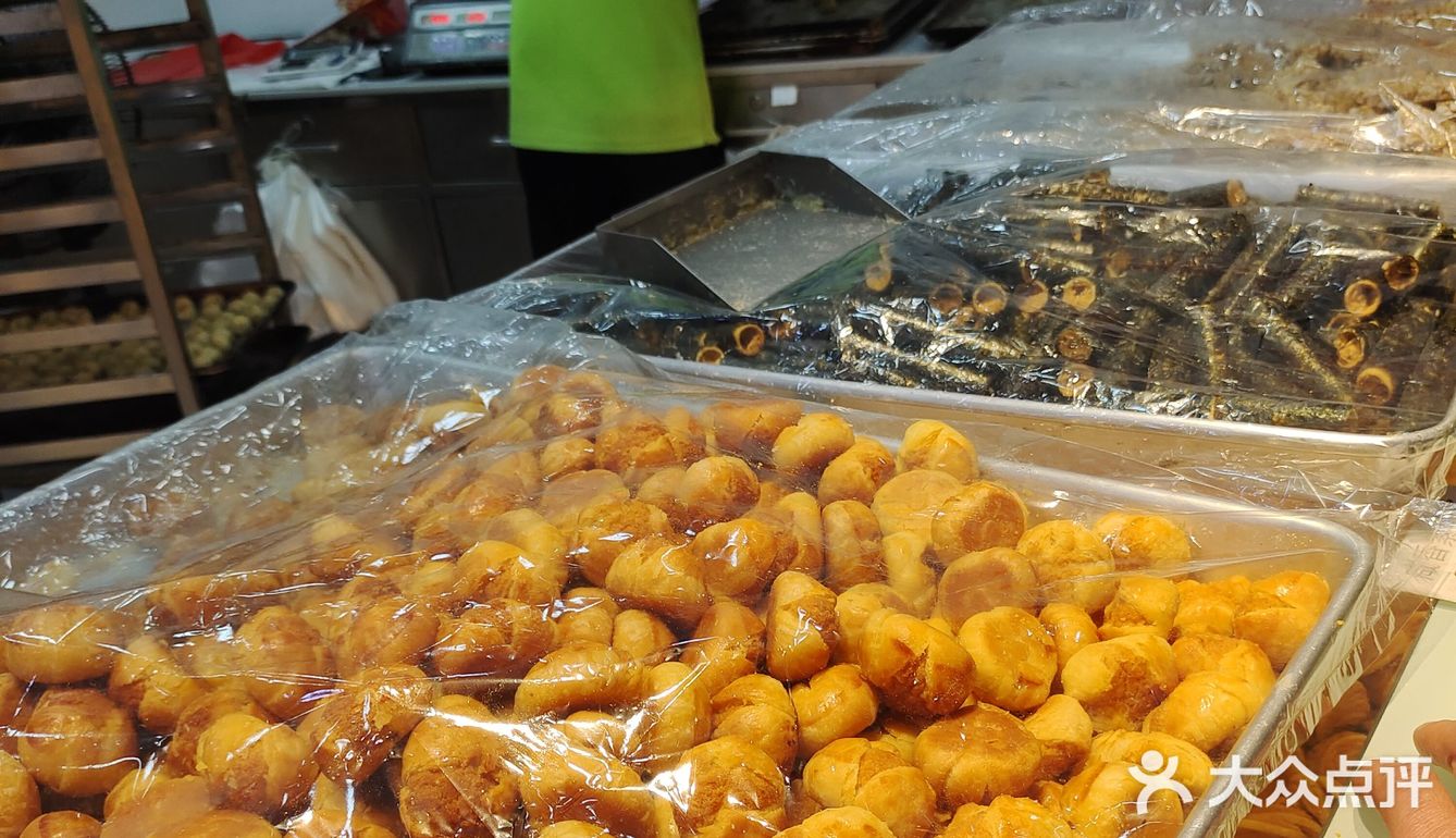 海珠堑口春节前夜晚奇观！排队6小时只为花生酥