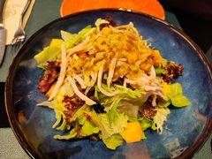 藜麦烟熏鸡胸沙拉配百香果油醋汁-鼎鼎西餐厅