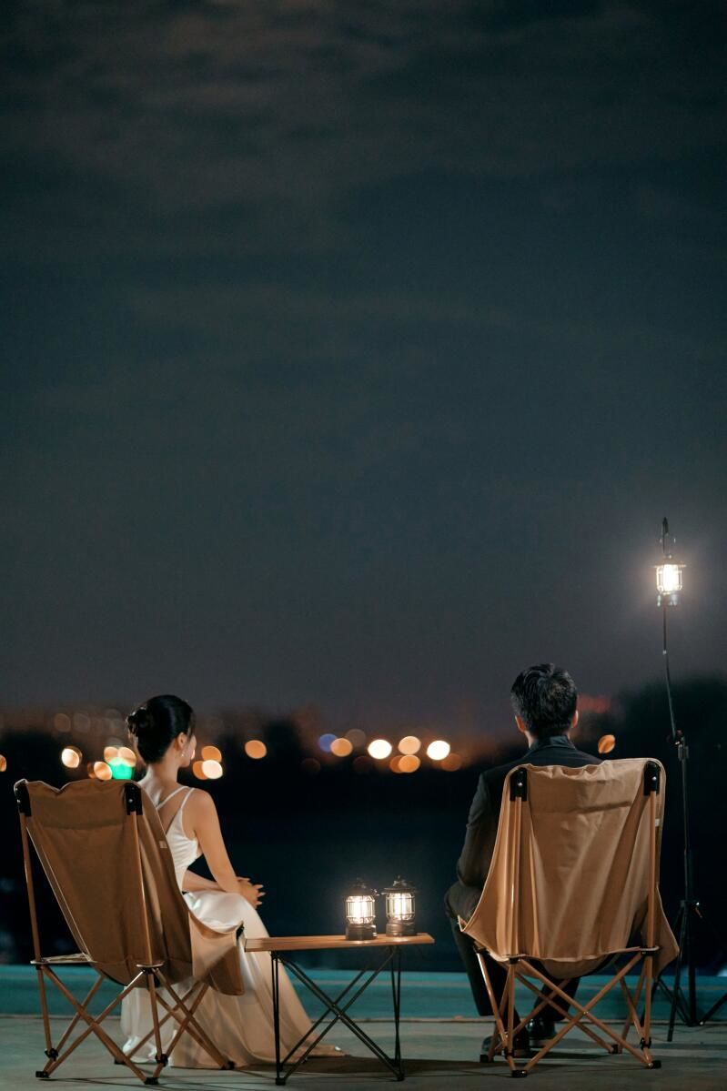 夜色里的恋人依偎