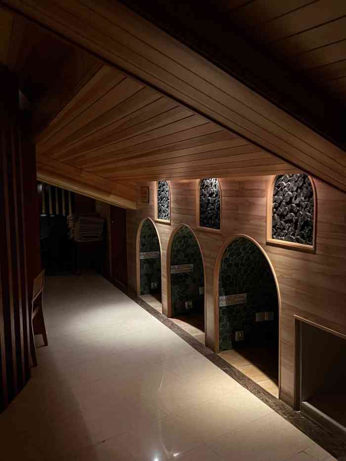 超级划算,春节假期洗浴的人比较少,环境很幽静,三楼咖啡厅面朝大海