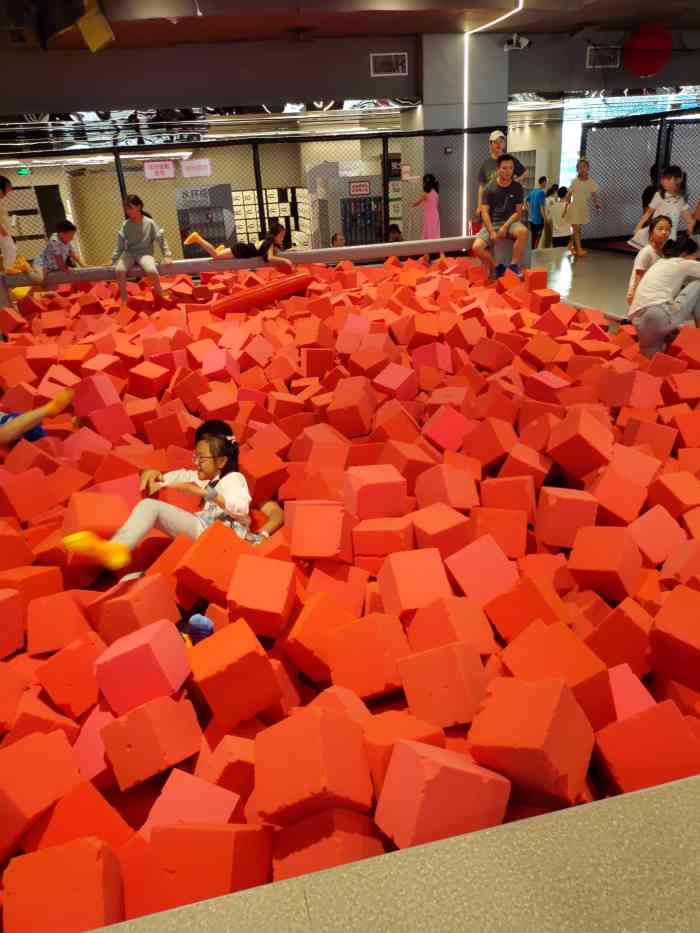dojump蹦床公园(大悦城店)-"面积蛮大的,很多区域可玩.有泡沫平衡木,.